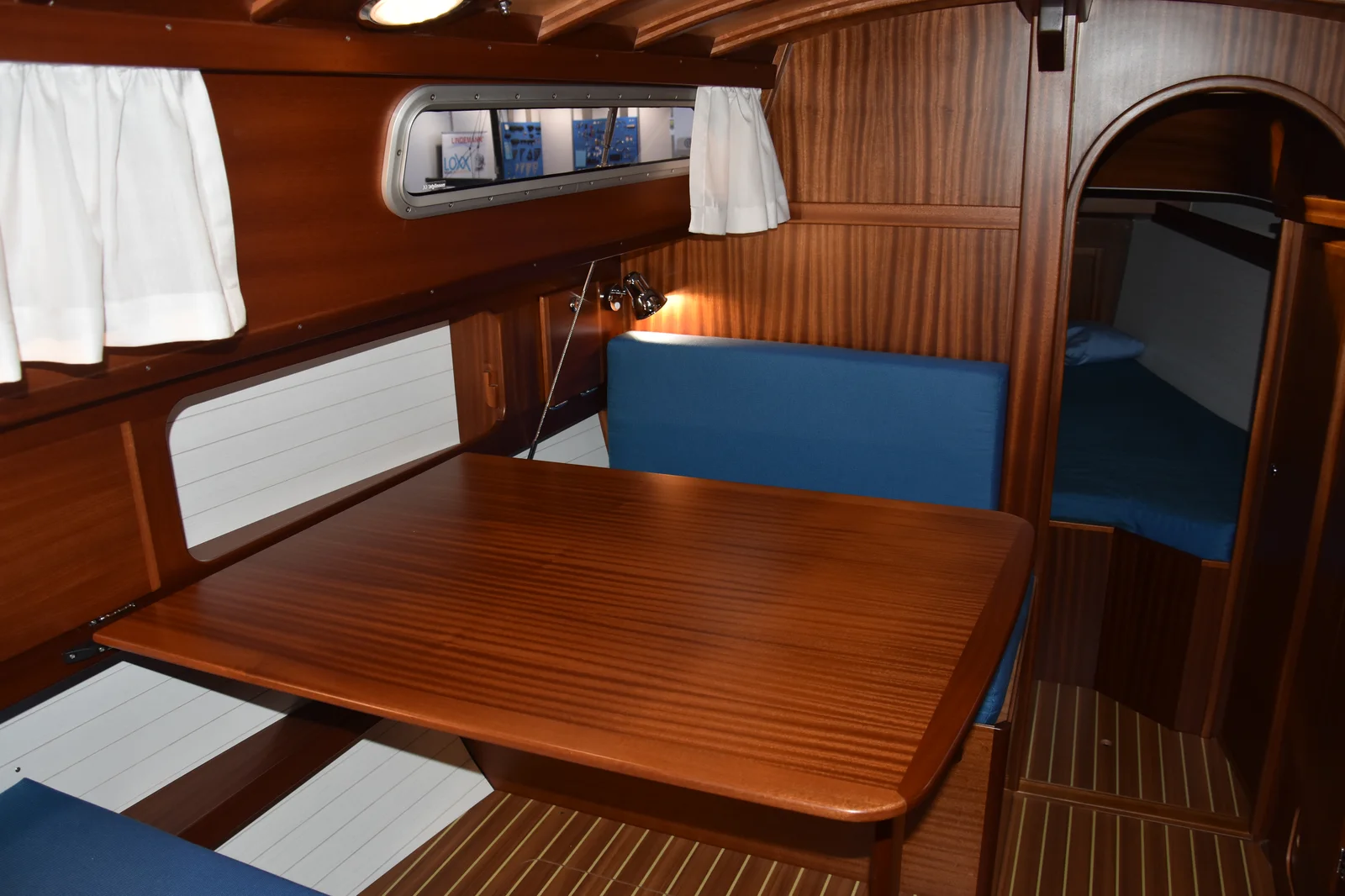 Fountaine Pajot Astrea 42 — interior salon