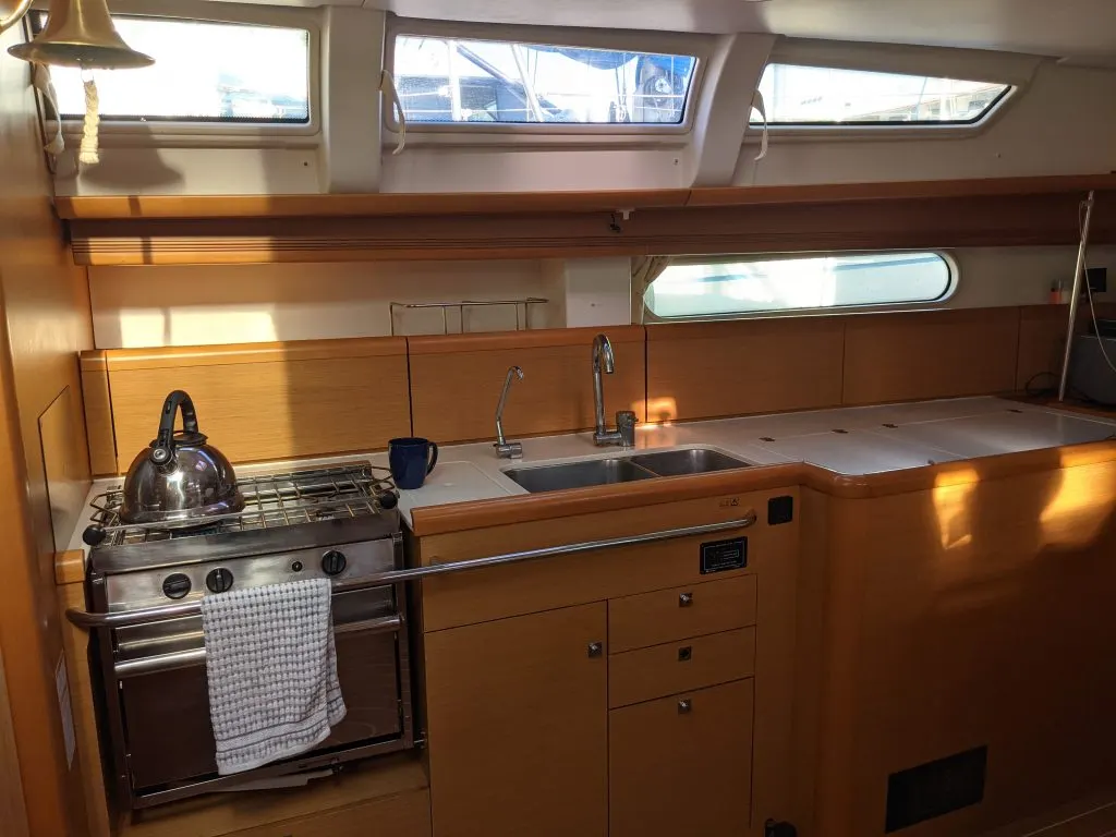 Sun Odyssey 44i - Jeanneau — Interior / Cocina